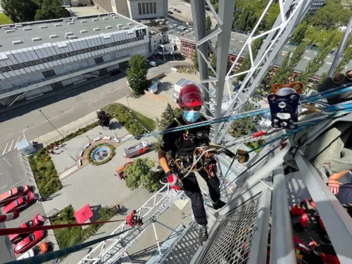 Ein Höhenretter der Feuerwehr Hannover an einem Gebäude in Berlin