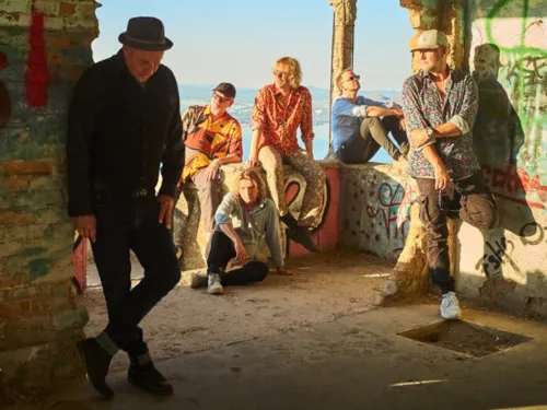 Die sechs Musiker der Band.