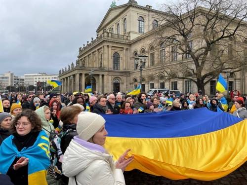 Menschen mit Ukraineflaggen vor der Opernhaus in Hannover.