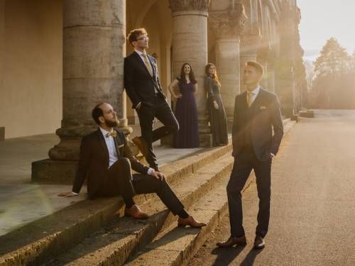 Die zwei Sängerinnen und drei Sänger des Ensembles in festlicher Kleidung.