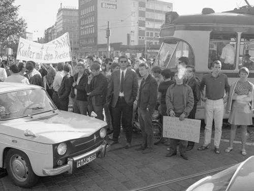 Rote-Punkt-Aktion gegen die Fahrpreiserhöhung der Üstra im ÖPNV, Foto von Wilhelm Hauschild, 1969