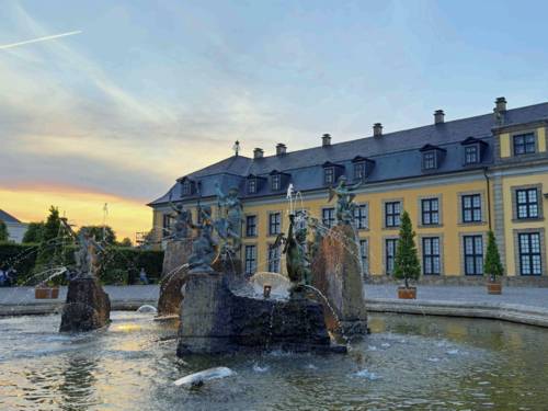 Brunnen vor einem gelben Gebäude