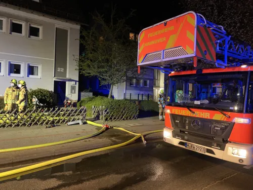 Die Feuerwehr Hannover vor einem Wohnhaus