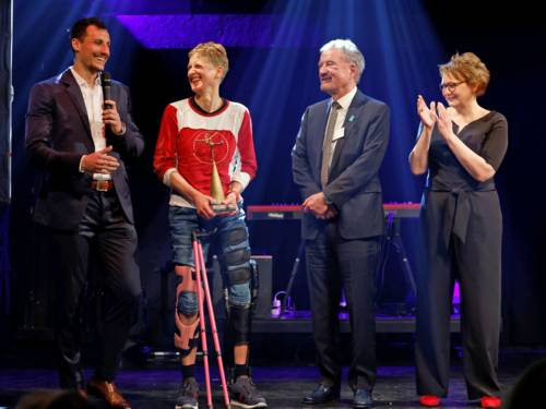 Die Behindertensportlerin des Jahres 2023 Tina Deeken (2. v. l.) mit Ehrengästen.