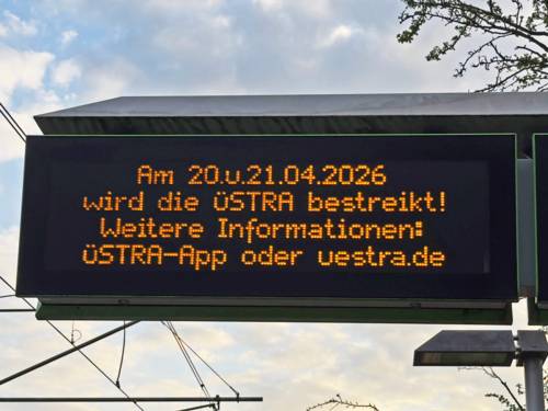 Informationsanzeige an einer Haltestelle mit einer Aufschrift, dass am 20. und 21. April keine Busse und Bahnen fahren