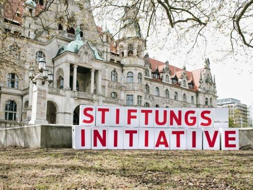 Schriftzug "Stiftungsinitiative Hannover" vor historischem Gebäude