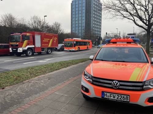 Einsatzkräfte der Feuerwehr Hannover löschen einen Brand in einem Seniorenheim.