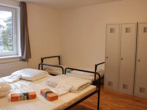Ein Schlafzimmer mit drei Betten und drei Schränken.