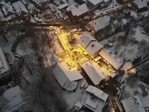 Blick auf einen dörflichen Weihnachtsmarkt von einer Drohne aus der Höhe.