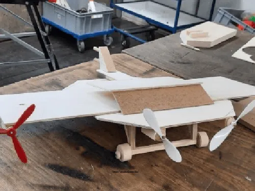 Ein aus Holz gemachtes Propellerflugzeug