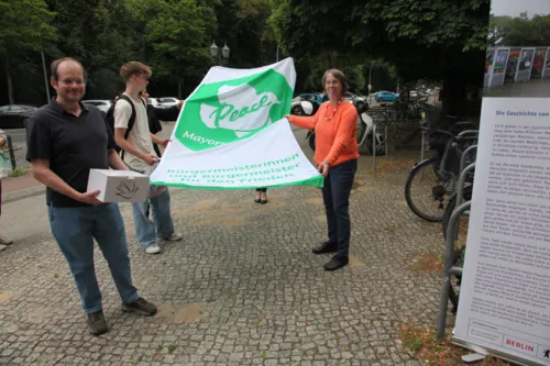 Übergabe der "Friedenskraniche für die Mayors for Peace" der Aktion von Steps for Peace an Bezirksbürgermeister Oliver Igel, Bezirksamt Treptow-Köpenick von Berlin