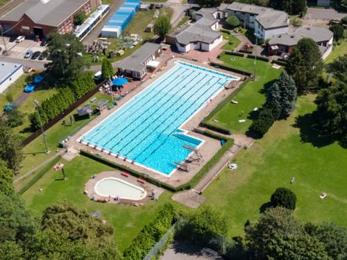 Luftbild eines Freibades