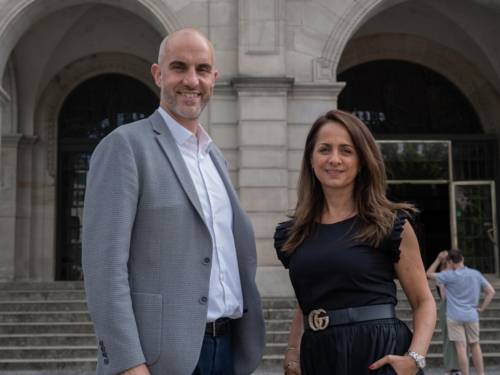 Zwei Personen vorm Neuen Rathaus.