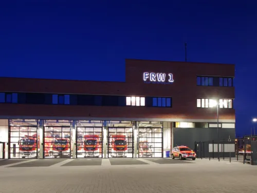 Feuer- und Rettungswache 1 im Dunkeln mit Autos in der Garage