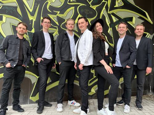 Die Sängerin und sechs Musiker der Band.