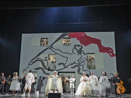 Zahlreiche Schauspieler auf einer Bühne.