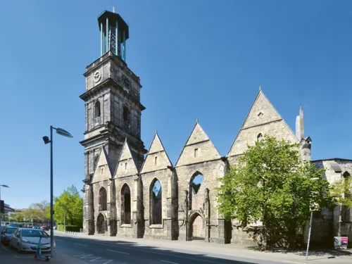 Eine Kirche von außen.