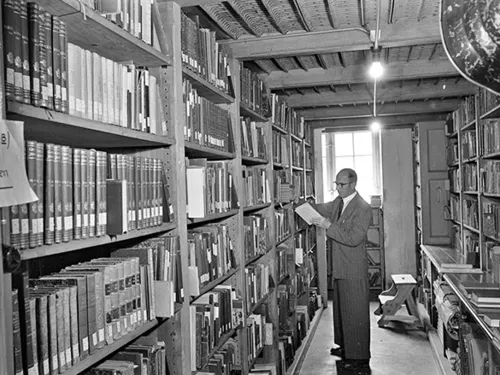 Gottfried Wilhelm Leibniz Bibliothek, Innenansicht, Foto von Wilhelm Hauschild, 1955