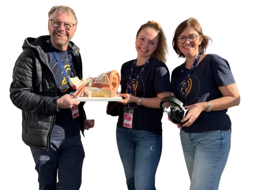 Zwei Frauen und ein Mann.