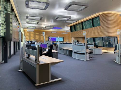 Blick in die Regionsleitstelle der Feuerwehr Hannover: Bildschirme, Schreibtische