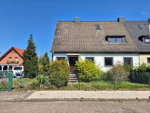 Ein Haus auf einem Grundstück.