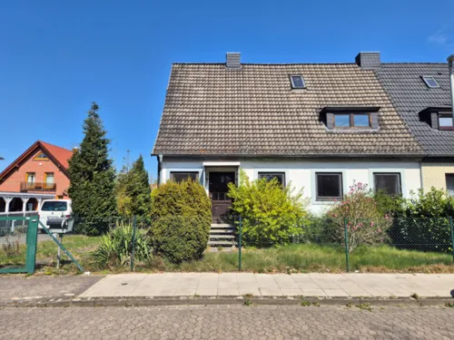 Ein Haus auf einem Grundstück.