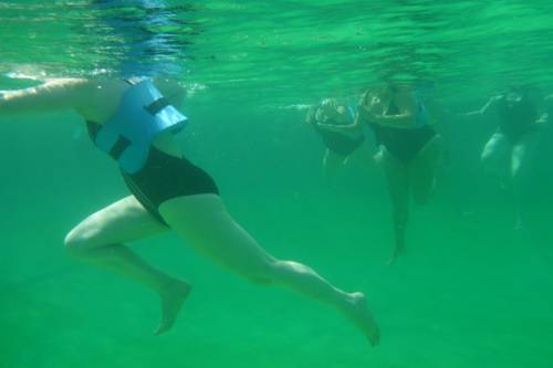 Unterwasserbild von Personen, die Aqua-Jogging machen