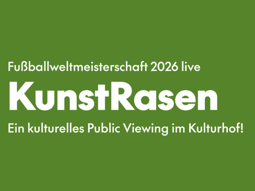 Auf grünem Hintergrund steht: Fußballweltmeisterschaft 2026 live
KunstRasen
Ein kulturelles Public Viewing im Kulturhof!