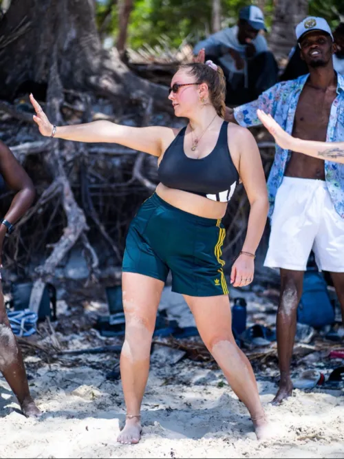 Lilly Peil tanzt am Strand.