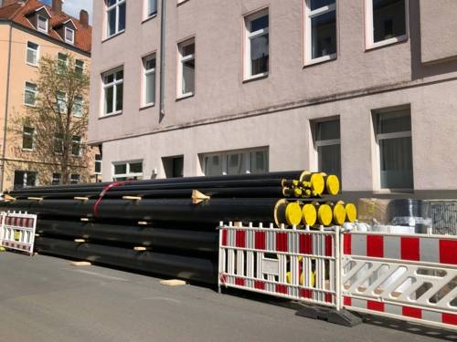 Fernwärmerohre liegen zum Einbau an der Straße