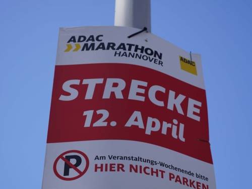 Ein Schild, das Parken entlang einer Laufstrecke verbietet.