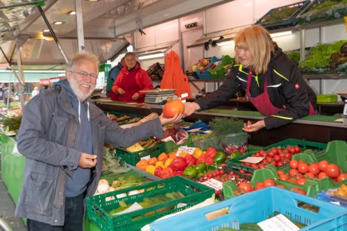 Ein Marktstand auf dem Wochenmarkt in Oberricklingen.