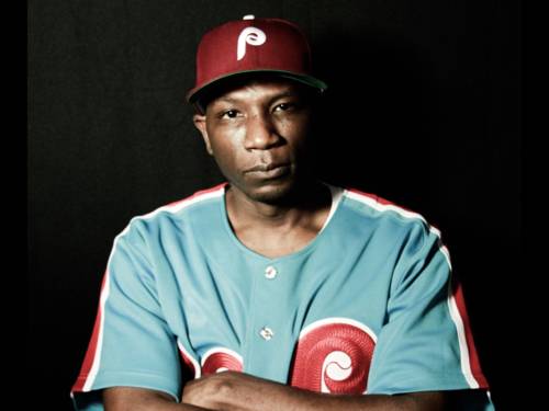 Ein Mann mit Cape auf dem Kopf schaut in die Kamera