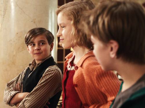 zwei Jungen und ein Mädchen stehen nebeneinander