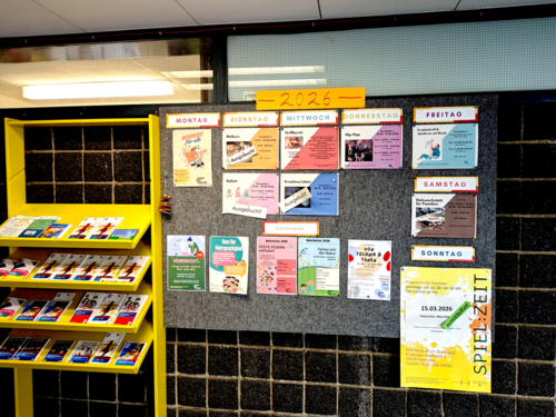 Eine Tafel mit Veranstaltungen für Kinder