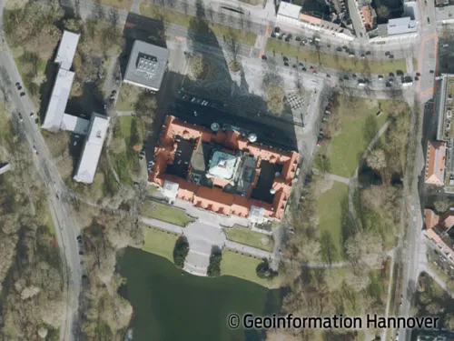 Ein digitales Orthofoto, das das Neue Rathaus zeigt.