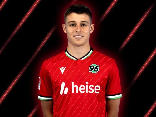 Junger Mann in 96-Trikot.