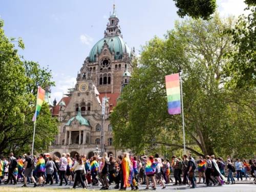 Teilnehmer*innen der CSD-Parade vorm Neuen Rathaus