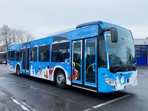 Bus der Regiobus mit einem winterlichen Motiv beklebt