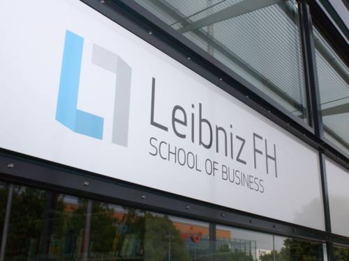 Schriftzug auf einem Gebäude: Leibniz FH School of Business