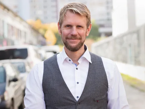 Ein Portraitfoto von Alexander Koop, Fachbereichsleiter Gesellschaftliche Teilhabe