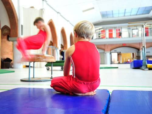 Kinder in der Turnhalle