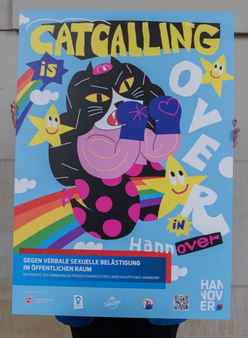 Plakat mit einer illustrierten Katze mit Boxhandschuhen und dem Text Catcalling ist over in Hannover