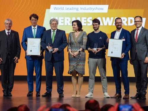 Menschengruppe, zwei Personen halten eine Urkunde in den Händen