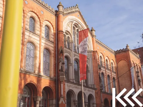 Künstlerhaus mit gelb folierter Straßenlaterne