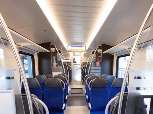 Blick in den Mittelgang eines S-Bahn-Zuges.