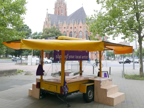 Insgesamt werden acht Führungen durch die Bandbreite der teilnehmenden Kunstorte in verschiedenen Stadtteilen angeboten.