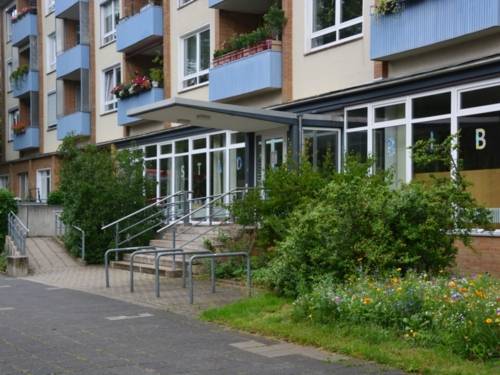 Eingangsbereich einer Bibliothek von außen.