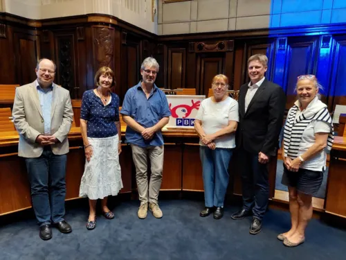 Drei Damen und drei Herren stehen nebeneinander für ein gemeinsames Foto