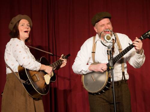 Eine Musikerin und ein Musiker spielen auf ihren Instrumenten.